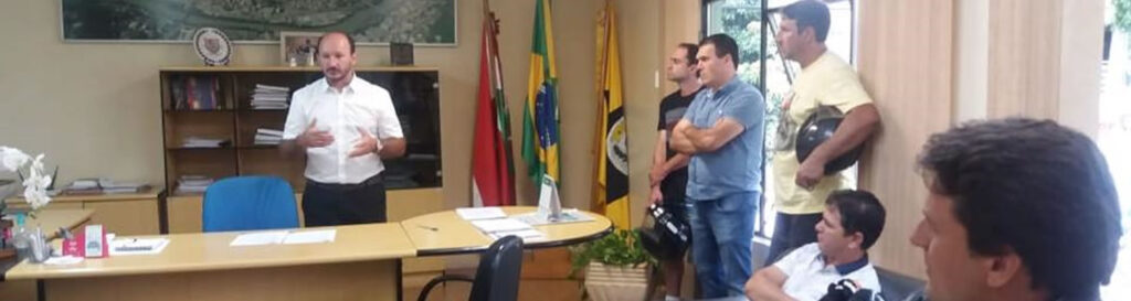Segundo o prefeito em exercício Mauro Martini a intenção do Executivo é tornar a praça um local bonito/Foto: Assessoria de Imprensa