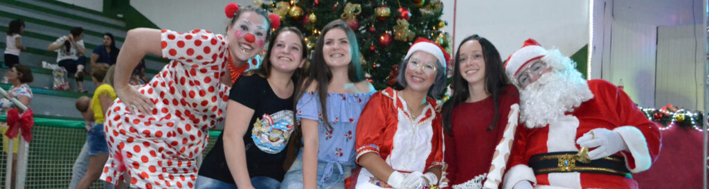 O ponto alto foi a chegada do Papai Noel e Mamãe Noel