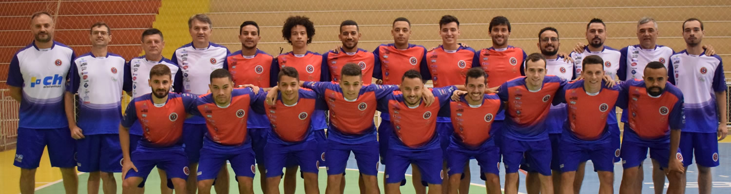 Os integrantes da comissão técnica e os atletas do elenco