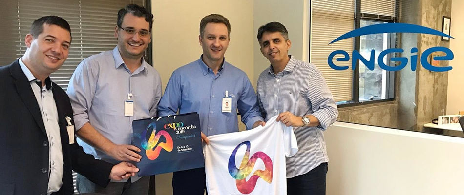 O prefeito presenteou o gerente regional