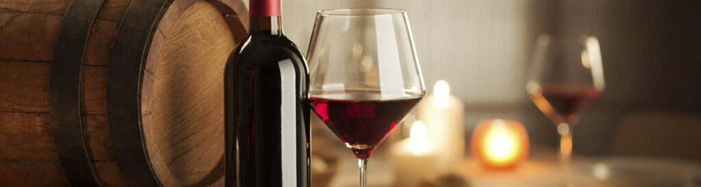 Em cima de uma garrafa de vinho