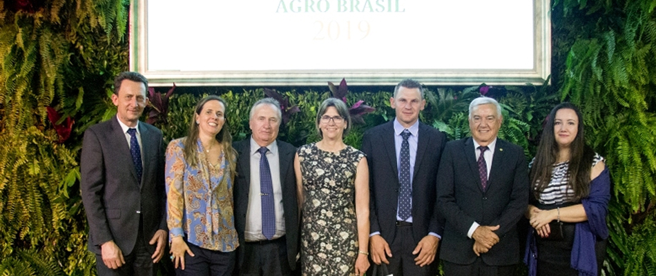 Foram consagrados o produtor rural Enio Bridi