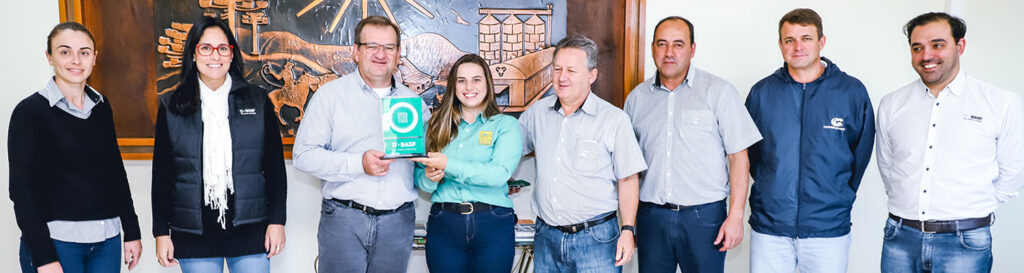 A entrega do selo ocorreu no dia 28 de junho e foi realizada pelos representantes da Basf/Foto: Assessoria de Imprensa