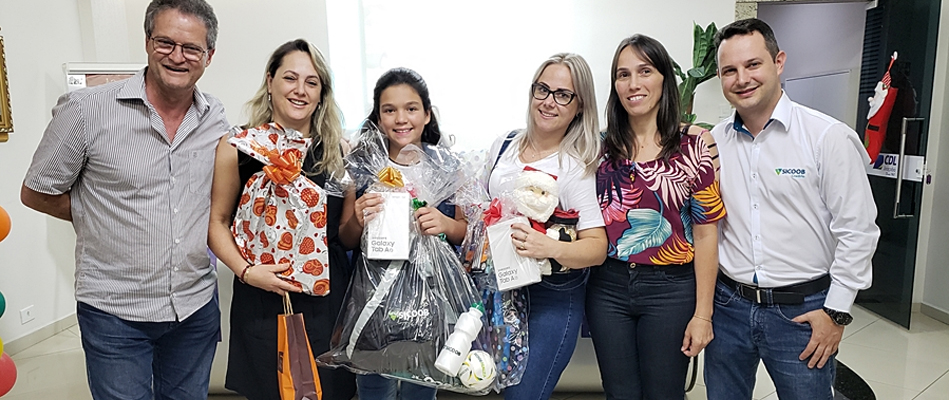 A aluna e a professora orientadora receberam como premiação um tablete cada e outros prêmios/Foto: Assessoria de Imprensa