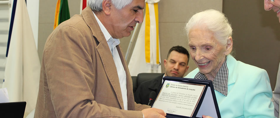 A professora e esposa do já falecido ex-prefeito Albino Biaggio Sganzerla leu todo o texto da placa que recebeu sem o uso de óculos/Foto: Assessoria de Imprensa
