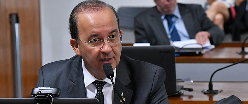 Jorginho Mello protocolou um projeto de lei que dá segurança jurídica e transparência a quem possui terrenos em área de marinha/Foto: Assessoria de Imprensa