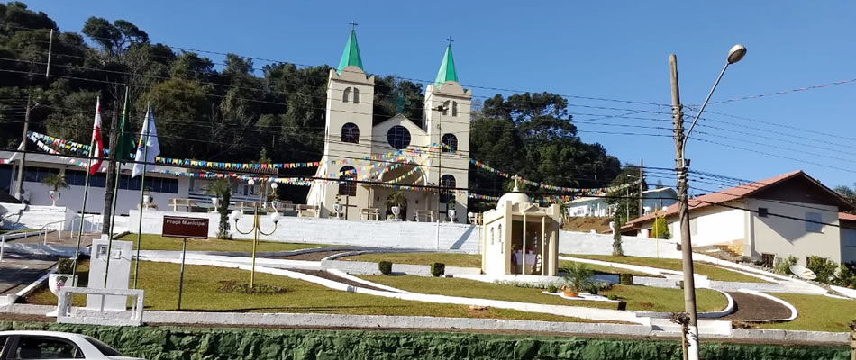 O trabalho foi realizado pelas equipes de servidores com o objetivo de melhorar o visual e as condições da praça/Foto: Assessoria de Imprensa
