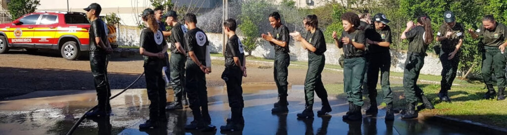 Os alunos foram agraciados com um "banho de mangueira"