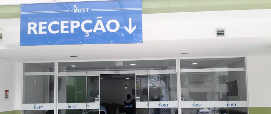 Os meios de comunicação do HUST são: Site