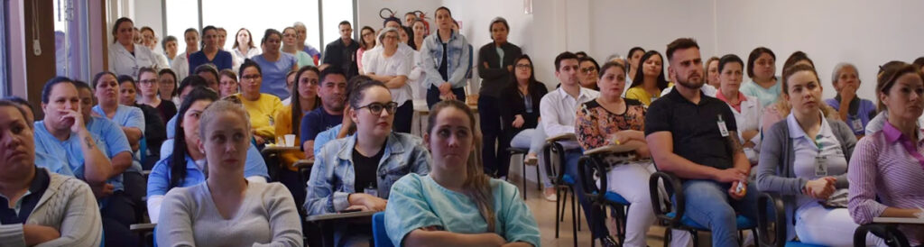 Colaboradores acompanhando a palestra/Foto: Assessoria de Imprensa