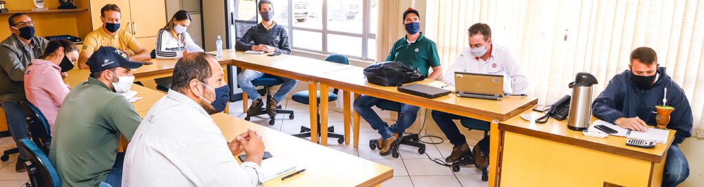 Equipe recebe informações técnicas sobre cultivares que serão multiplicadas/Foto: Assessoria de Imprensa