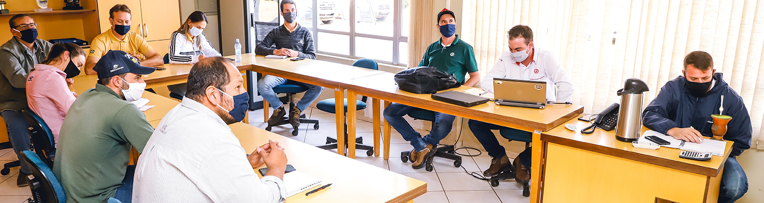 Equipe recebe informações técnicas sobre cultivares que serão multiplicadas/Foto: Assessoria de Imprensa