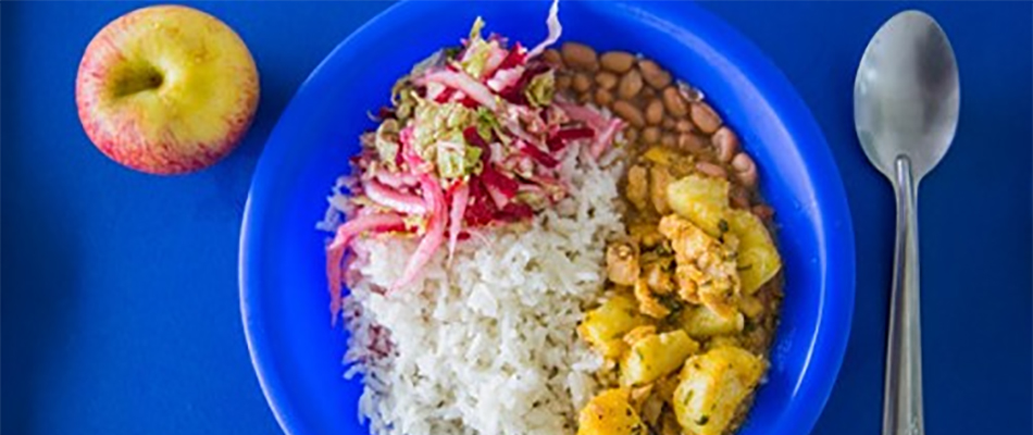 Os kits estão sendo distribuídos conforme a disponibilidade dos gêneros alimentícios estocados nas cozinhas das unidades escolares /Foto: Assessoria de Imprensa