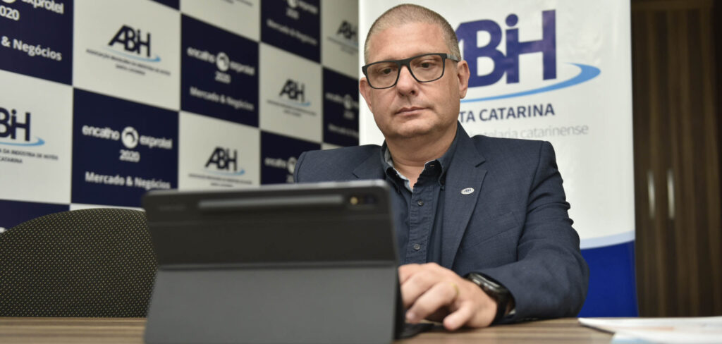 Rui Schürmann toma posse para seu segundo mandato à frente da ABIH-SC