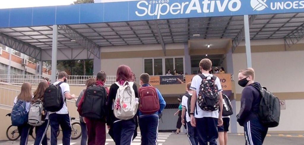 Volta às aulas: como alunos, pais e escolas devem lidar com a mudança de sala