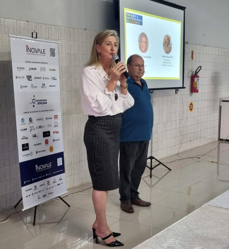 Prefeita Nelci Fatima Trento Bortolini e o secretário de Desenvolvimento Econômico, Marino de Souza Pinto fizeram a abertura do evento
