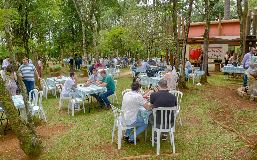 Almoço oferecido aos convidados do Lançamento da Colheita da Maçã 2023 aconteceu nos jardins do Hotel Renar