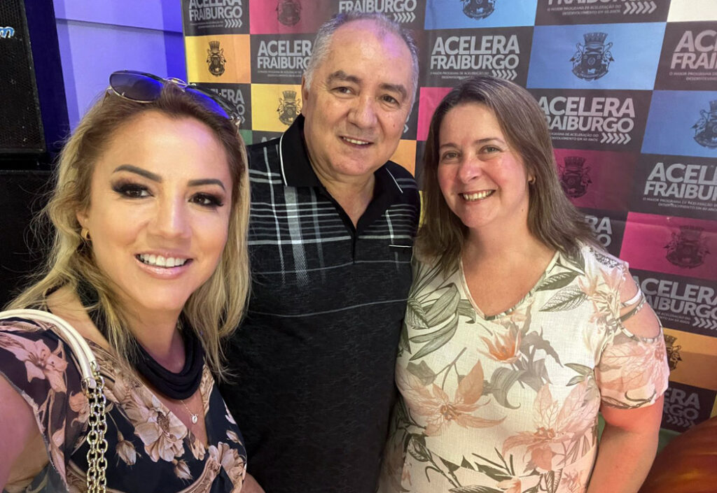 Jornalistas Karla Cruz e Albineze Ballen com o Presidente da ABRAJET Nacional Evandro Novak