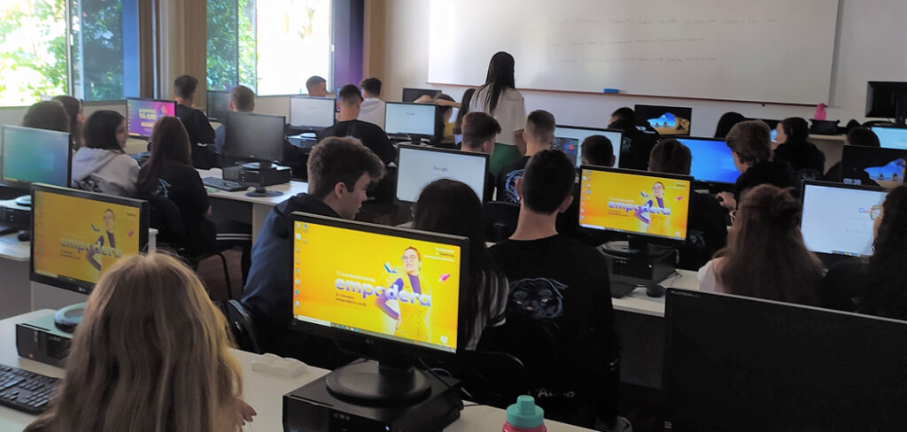 Colégio SuperAtivo implanta disciplina de Informática no currículo escolar