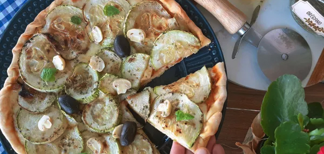 Pizza de abobrinha com mussarela
