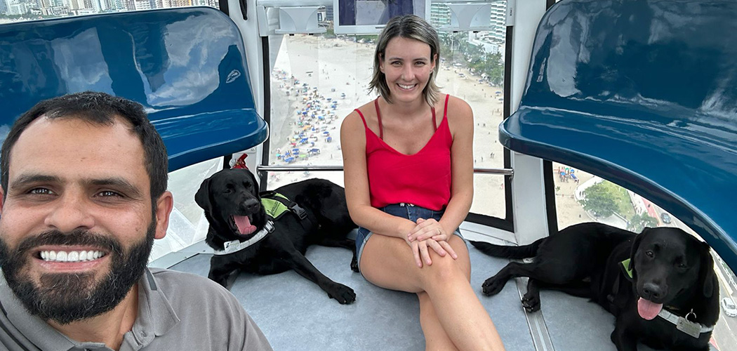 Cães guias fazem treinamento na Roda Gigante em Balneário Camboriú