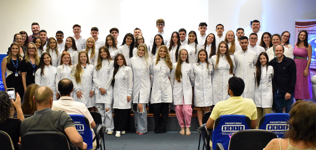 Curso de Odontologia da Unoesc Joaçaba realiza cerimônia de entrega dos jalecos para nova turma