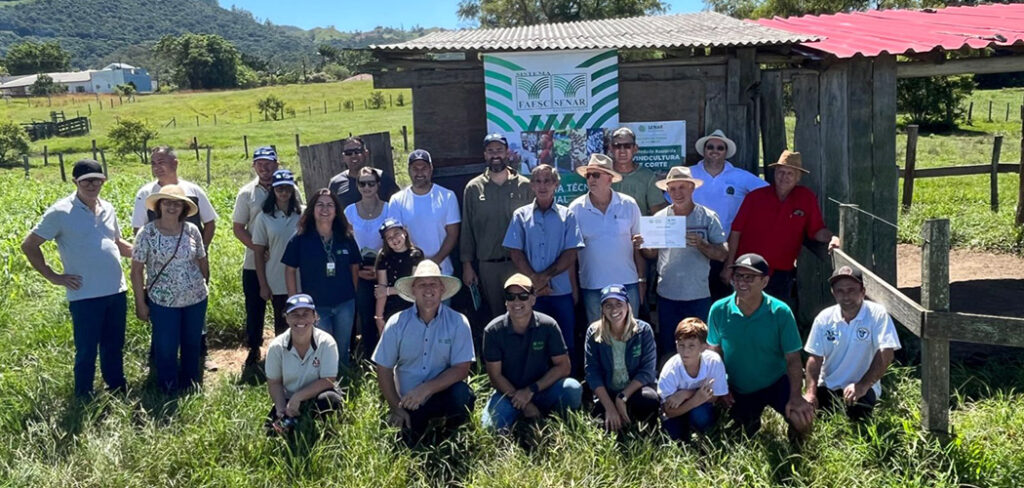 Produtores aperfeiçoam conhecimentos durante visita técnica em propriedade de gado de corte