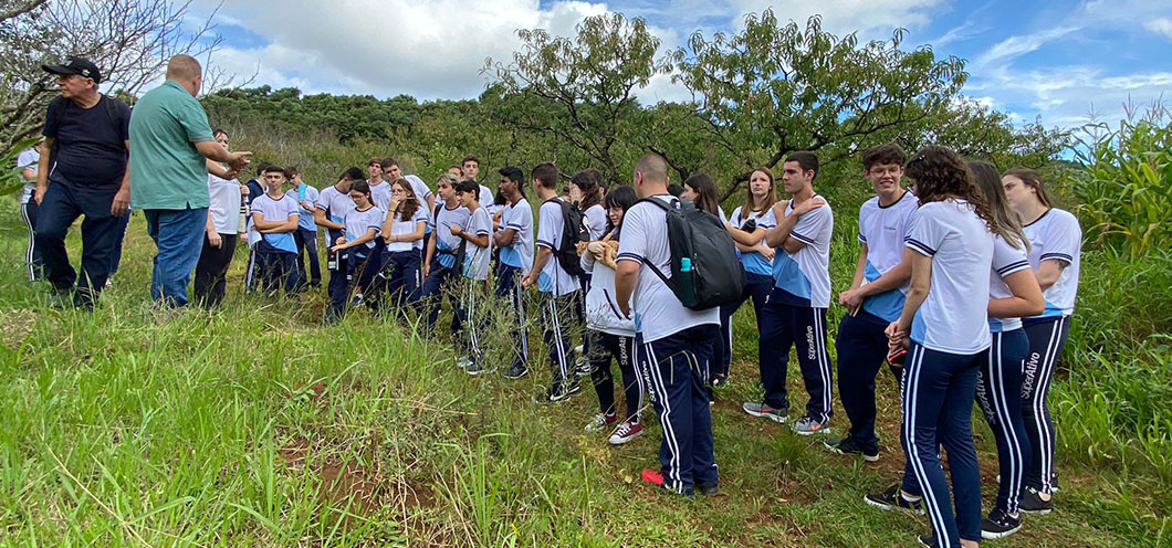 Alunos do Colégio SuperAtivo visitam propriedade rural no interior de Joaçaba