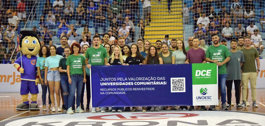 Movimento em Defesa das Universidades Comunitárias é evidenciado em jogo da Liga Nacional de Futsal