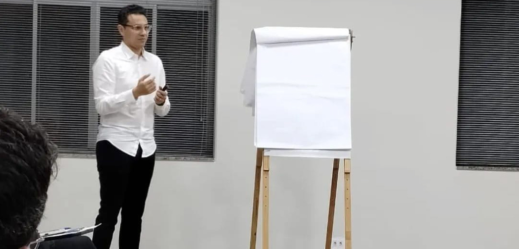 Presidente da ACIOC, Diego Henrique Silva, palestra para o NJE