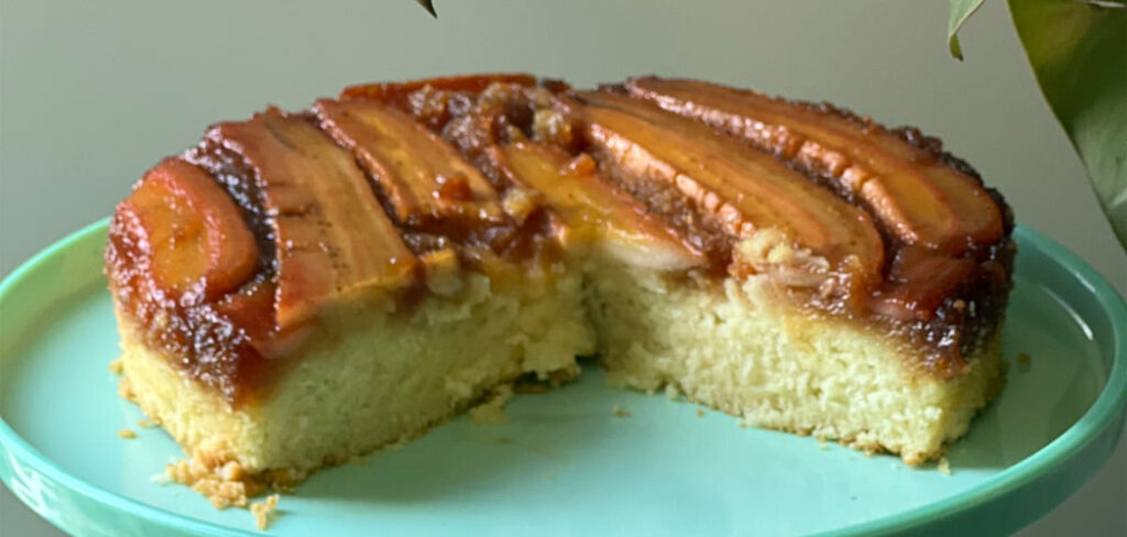 Bolo de banana com cobertura caramelizada