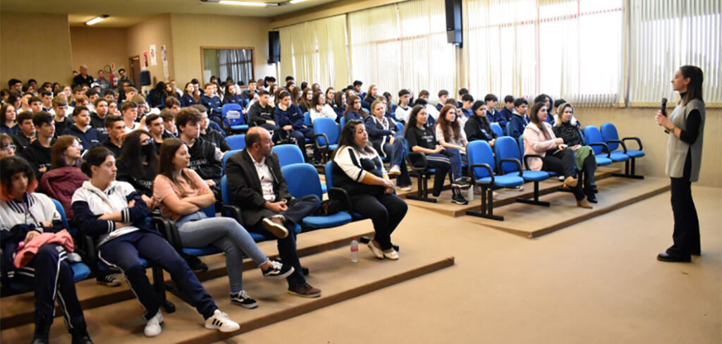 Colégio SuperAtivo promove palestra sobre violência doméstica