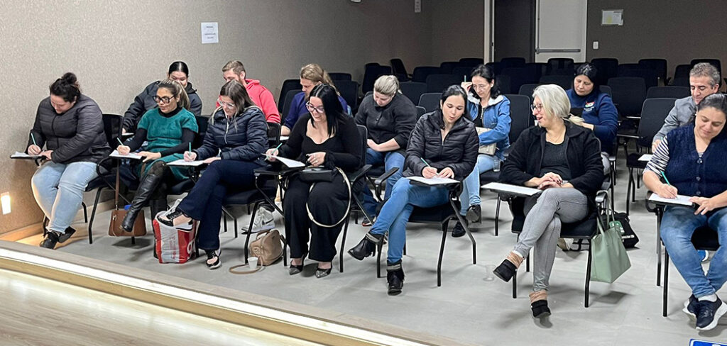 Novos Caminhos aprimora atenção à saúde mental de cuidadores de adolescentes no Meio-Oeste