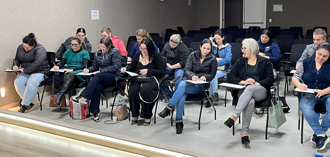 Novos Caminhos aprimora atenção à saúde mental de cuidadores de adolescentes no Meio-Oeste