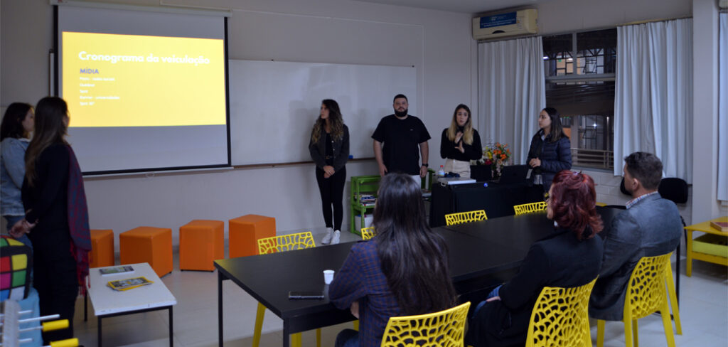 Estudantes do curso de Publicidade e Propaganda apresentam campanhas criadas para clientes reais