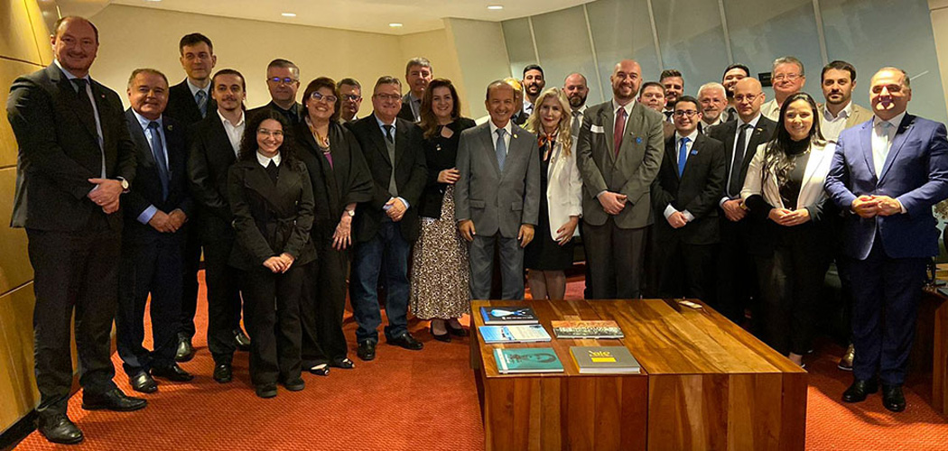 Reitor da Unoesc prestigia na Alesc entrega do Projeto de Lei que cria o programa Universidade Gratuita