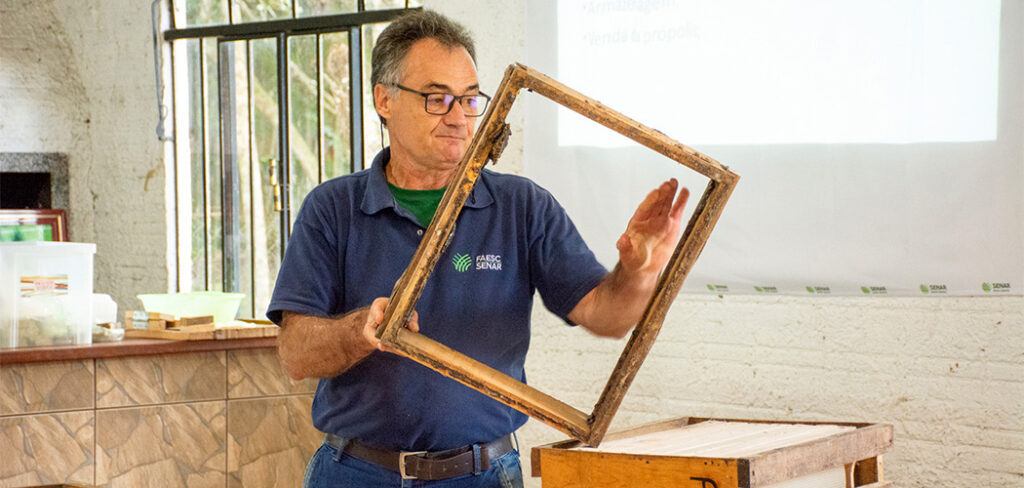 Orientações sobre o manejo na apicultura foram repassados aos produtores rurais
