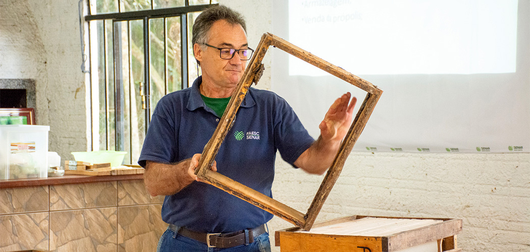 Orientações sobre o manejo na apicultura foram repassados aos produtores rurais
