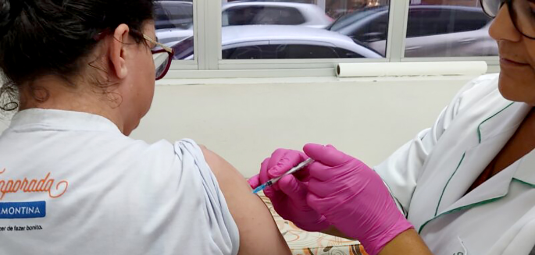 Dose de reforço bivalente contra Covid-19 está disponível para toda população acima de 18 anos