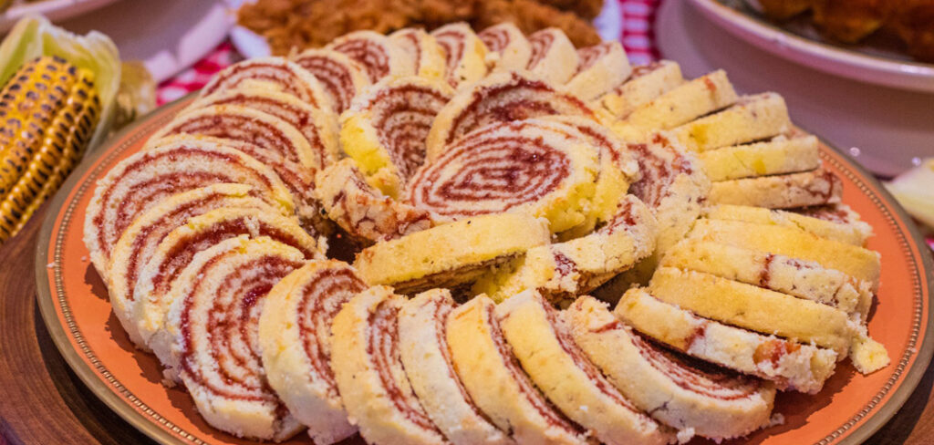 Bolo de rolo com recheio de goiabada