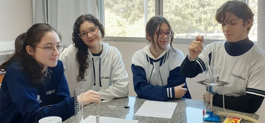 Alunos do Colégio SuperAtivo realizam experimentos nos Laboratórios de Física e Química da Unoesc