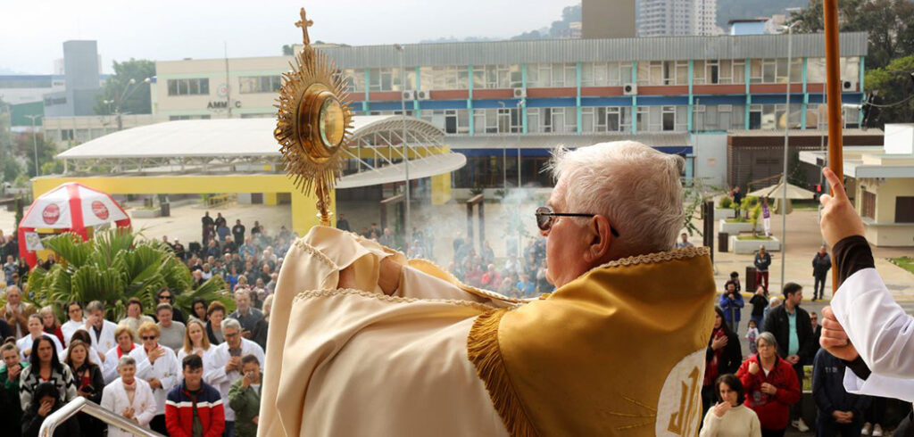 Milhares de pessoas participam da Celebração de Corpus Christi em Joaçaba