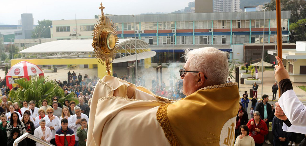 Milhares de pessoas participam da Celebração de Corpus Christi em Joaçaba