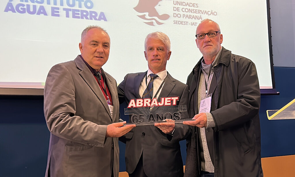 entrega do Troféu ABRAJET 65 Anos, ao Presidente da ABAV-PR, João Alceu Rigon, pelo Presidente da ABRAJET Nacional, Evandro Novak, e o Presidente da ABRAJET-PR, Jean Luiz Féder, pela parceria de longa data entre as entidades