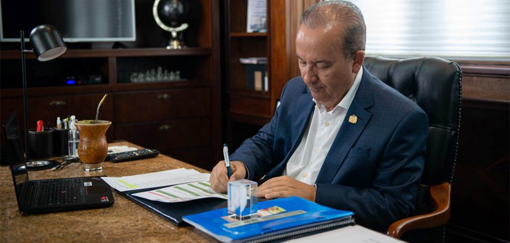 Governador anuncia antecipação de metade do 13º salário dos servidores públicos de Santa Catarina