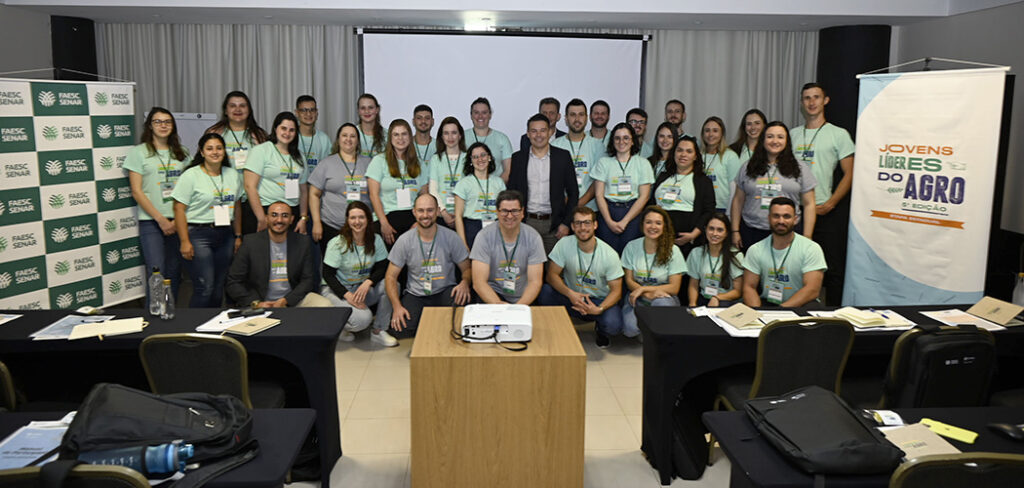 Grupo do Programa CNA Jovem juntamente com representantes do Sistema Faesc/Senar