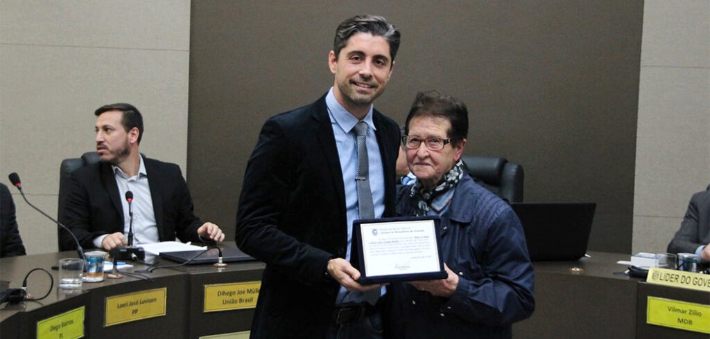 Arlene Michielin, colaboradora da Igreja Católica recebe homenagem da Câmara de Vereadores de Joaçaba