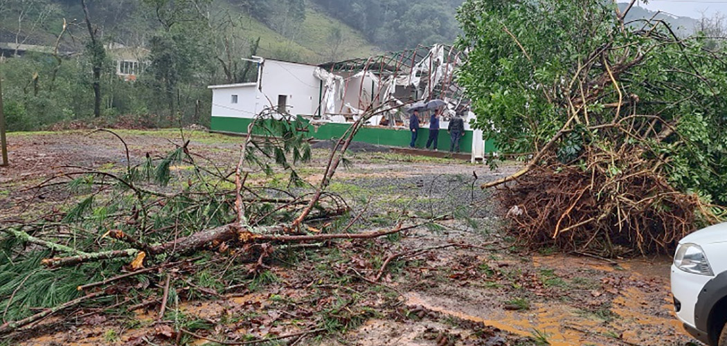 Microexplosão em Herval d’ Oeste causa grandes prejuízos