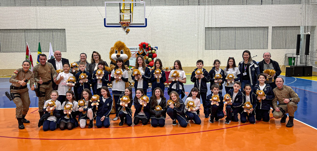 Alunos do PROERD participam da formatura do Programa em Joaçaba