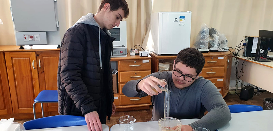 Escola de Água Doce produz biofilme com resíduos da goiaba como alternativa ao plástico